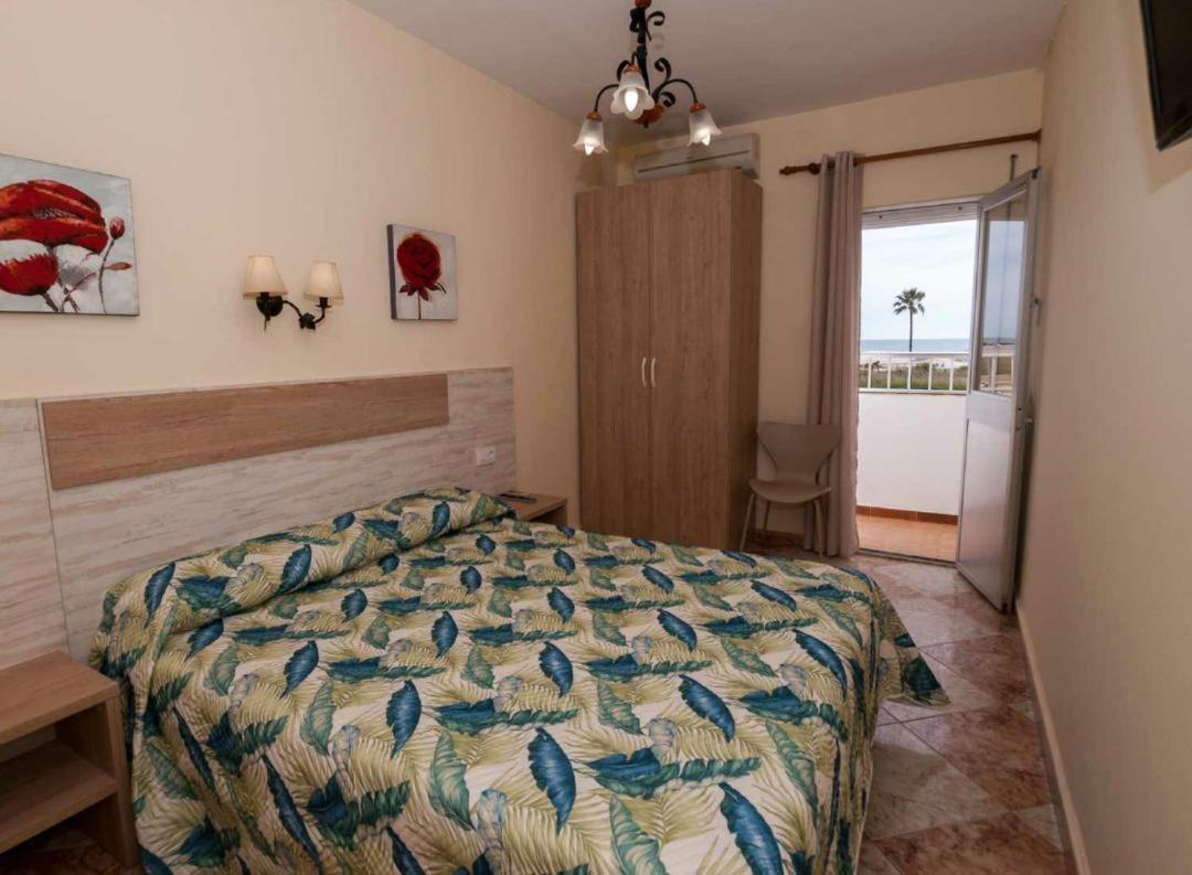 Hostal Sonrisa Del Mar Коніль-де-ла-Фронтера Екстер'єр фото